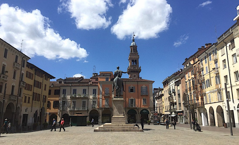 Atto vandalico al monumento di piazza Mazzini